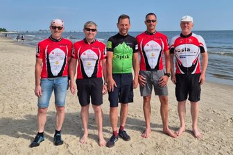 Plauener Radsportler fahren nonstop von Leipzig bis an den Ostseestrand - Das vogtländische Quintett am Ziel an der Ostsee: (von links) Andreas Kohl, Andreas Fischer, Steffen Rohde, Ronny Heine und Jens Littke.