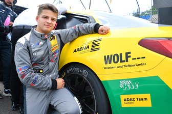 Plauener rast auf‘s Podium: Erste Meisterschaftspunkte im zweiten Rennen - Niels Tröger fasst im Auto-Rennsport Fuß.