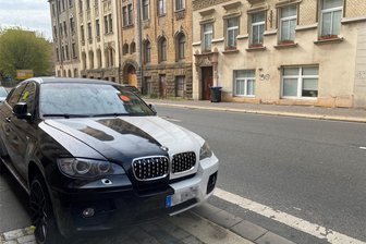 Plauener Rathaus blockiert Luxusauto mit pneumatischer Wegfahrsperre - Die Plauener Stadtverwaltung hat diesen an der Stresemannstraße abgestellten BMW X6 mit sogenannten Ventilwächtern stillgelegt.