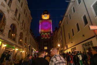 Plauener Rathausturm dient abends künftig als leuchtende Werbefläche - Bereits 2022, anlässlich 900 Jahre Plauen, war der Rathausturm ein Hingucker.