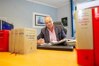 Plauener Rechtsanwalt erneut unter Deutschlands besten Juristen - Der Plauener Straf- und Verkehrsrechtsanwalt Herbert Posner in seinem Büro: „Stolz und dankbar.“