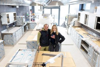 Plauener Restaurant Skylounge vor der Eröffnung: „Bastelgerichte machen wir hier nicht“ - Die Skylounge-Betreiber Jil-Cécil Mortsch und Sven Peters in der Restaurant-Küche: Soft-Opening noch vor Weihnachten.