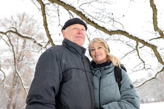 Plauener retten Skiläufer auf der Kammloipe das Leben: „Ich habe gedacht, er ist tot“ - Anfang Januar waren Petra Gritzner und ihr Lebensgefährte Joachim Heintschel auf der Kammloipe unterwegs, als sie eine leblose Person im Schnee fanden – und intuitiv das Richtige machten.