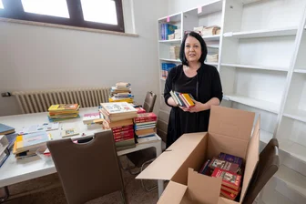 Plauener Rückertschule im Aufbruch: Alte Mauern, neue Zeiten – jetzt wird aber erstmal gepackt - Schulassistentin Dunja Brödner-Diessner hilft beim Packen. In Kürze beginnt die Schulsanierung.