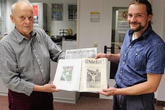 Plauener sammelt Sportgeschichte(n) - Hansjörg Spatschke (links) überreichte einen großen Teil seiner umfangreichen Sammlung über die Geschichte des Ringens an Clemens Uhlig, den stellvertretenden Leiter des Plauener Stadtarchivs.
