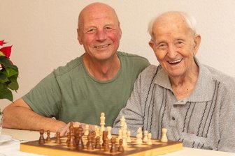 Plauener Schach-König wird Heiligabend 100 Jahre alt - Hans Orlamünder spielt mit Sohn Gerhard (links) zwar keine Schachpartie mehr, gemeinsam gelacht wird aber immer noch herzlich.
