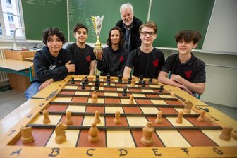 Plauener Schachteam ist das beste in Sachsen - Peter Luban (hinten) und sein erfolgreiches Team: (von links) Antonius Akladius, Alhassan Al Hrishat, Kyrillus Akladius, Timur und Maxim Melestean.