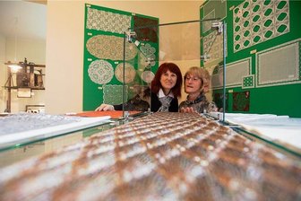 Plauener Schaustickerei putzt zum Stadtjubiläum ihren Museumsshop heraus - Die Schaustickerei ist mit einem renovierten und umgestalteten Museumsshop in die neue Saison gestartet. Lydia Axtmann und Gabriele Rudolph (rechts), die Leiterin der Schaustickerei, freuen sich, auch neue Ware anbieten zu können.