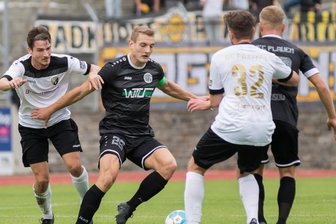 Plauener scheitern an sich selbst - Lucas Albert (Zweiter von links) wird vom Freitaler Rico Tänzer bedrängt. Plauens Alexander Morosow und der Freitaler Eric Ranninger (Nr. 32) beobachten die Szenerie.