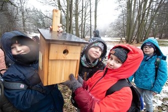 Plauener Schüler bauen Nistkästen fürs Landschaftsschutzgebiet Syratal - Leon, Yannick, Finja und Paul (von links) von der Plauener Rückert-Grundschule zeigen stolz einen der selbstgebauten Nistkästen, die jetzt im Syratal angebracht wurden.
