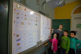 Plauener Schule nun komplett digitalisiert: Großer Zuspruch für neue Technik - Klassenlehrerin Annemie Sammler sowie die Erstklässler Liliana, Christoph und Mohamed (von links) freuen sich über die neuen Taflen.