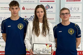 Plauener Schwimmerin holt Dresdner Christstollen aus dem Wasser - Das Plauener Team in Dresden: (von links) Til Neumeister, Helene Sachs und Trainer Felix Schröter.