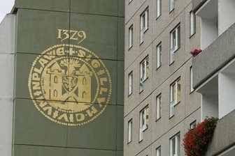 Plauener Siegel wieder da: Hauswand wird zum Hingucker - Vor der Sanierung des Plattenbaus an der Bahnhofstraße 30 im vergangenen Jahr war das XXL-Stadtsiegel von Weitem zu sehen.