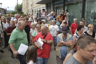 Plauener sind heiß auf Geheimnisse der Bahnhofstraße - Lars Buchmann (vorn in der Mitte, rotes Hemd) verriet, was sich hinter so manchem Haus an der Bahnhofstraße verbirgt. Manches davon ist überraschend skurril.