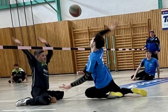 Plauener Sitzballer behalten den Pokal zu Hause - Yves Heinig (in Blau) setzt zum Schmetterball an.