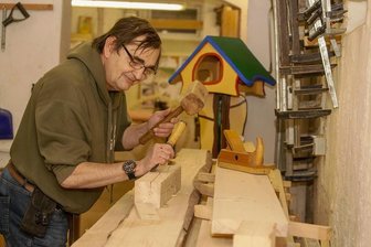 Plauener Sozialkaufhaus bietet jetzt auch Hilfe für Hobbybastler an - In der Holzwerkstatt arbeitet Hobbytischler Frank Winkelmann am liebsten. Im Hintergrund: ein Vogelhäuschen im Stil des fantasievollen Künstlers Friedensreich Hundertwasser.