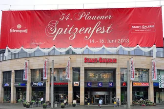 Plauener Spitzenfest bekommt 2026 einen neuen Auftritt - Mit diesen Bannern wirbt die Stadt bisher für ihr größtes Fest.