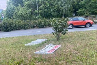 Plauener Sportverein sauer: Werbeaufsteller für Einheit-Sommerfest zerstört - Der in der Nacht zum Montag in zwei Teile zerlegte Aufsteller mit der Ankündigung auf das Einheit-Sommerfest.