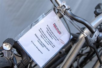 Plauener Stadt-Galerie geht gegen Fahrrad-Langzeitparker vor - Hinweis an abgestelltem Fahrrad an der Stadt-Galerie: „Danach wird das Gefährt durch uns entfernt!“