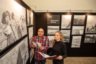 Plauener Stadtarchiv poliert seine historischen Schätze auf - Noch bis zum 16. Mai ist im Plauener Stadtarchiv die Gastausstellung des Archivs der Leopoldina zu sehen. Im Bild: Manuel Friedel und Kristin Helmig.