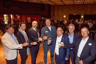 Plauener Stadtchef beim Jahresempfang: An Oberlosa hängt Zukunft der Stadt - Oberbürgermeister Steffen Zenner (CDU/3. von links) stieß beim Jahresempfang am Montagabend in der Plauener Festhalle unter anderem mit Vertretern der Wirtschaft in der Region an: Steffen Fugmann, Cathrin Wilhelm, Thomas Kohl, Karsten Kroll, Hans-Joachim Wunderlich und Torsten Böhm (von links). 