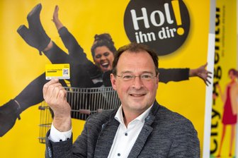 Plauener Stadtgutschein seit zwei Jahren erhältlich: Was hat die Aktion bislang gebracht? - Im März 2024 hatte Eckhard Sorger den neuen Stadtgutschein vorgestellt.