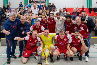 Plauener Stadtmeisterschaft im Hallenfußball: Fortuna gewinnt am Tag der großen Überraschungen - Überraschungssieger Fortuna Plauen bejubelt den Triumph bei der diesjährigen Stadtmeisterschaft.