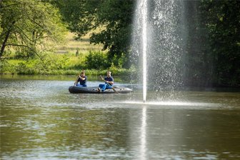 Plauener Stadtpark-Fontäne nach Reparatur wieder in Betrieb - Mitarbeiter der Firma WTA Vogtland reparierten am Freitag die Plauener Stadtpark-Fontäne.