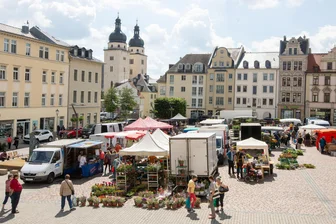 Plauener Stadtrat beschließt für 2026 längere Marktzeiten: Ziehen die Händler mit? - Mittwochs und donnerstags ist auf dem Plauener Altmarkt Wochenmarkt.