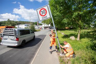 Plauener Stadtteil ist jetzt Tempo-30-Zone - Marco Wunderlich (links) und Marko Kiliach vom Bauhof haben die Schilder für die Tempo-30-Zone aufgestellt.