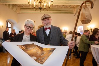 Plauener Stadtverwaltung verabschiedet ein Urgestein - Steffen Kretzschmar erhielt zum Abschied unter anderem eine Grafik und einen Spazierstock mit einem Geldbeutel. Nadja Friedländer-Schmidt, Chefin des Bereichs Bürgerservice, gratulierte.