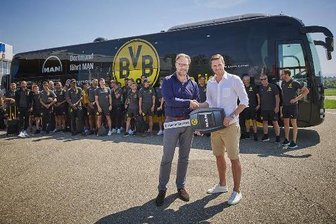 Plauener statten neuen BVB-Bus aus - Hartmut Sander (links), Vice President Corporate Communications bei MAN Truck & Bus, übergab den symbolischen Schlüssel für den neuen BVB-Mannschaftbus an Sebastian Kehl, Leiter der Lizenzspielerabteilung bei Borussia Dortmund.