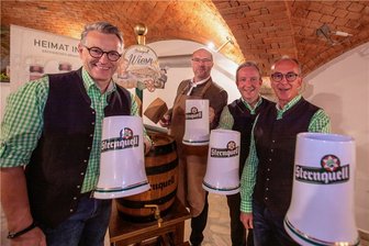Plauener Sternquell-Brauerei lädt zu ihrem ersten Wiesn-Fest ein - Im dritten Anlauf soll die Sternquell-Wiesn ab Freitag über die Bühne gehen: OB Steffen Zenner (hinten mit Schürze)beim Probe-Anstich und die Sternquell-Spitzen Günther Spindler, Jan Gerbeth und Thomas Münzer (von links).