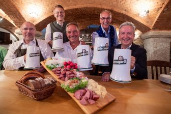 Plauener Sternquell-Wiesn am Freitag gestartet: Gäste haben die Wahl zwischen deftig und leicht - doch was kosten Bier und Speisen? - Haben getestet, ob das von Robby Winefeld (Mitte, sitzend) aus Treuen mitgebrachte Vorspeisenbrettel zum Wiesnbier passt: OB Steffen Zenner und die Sternquell-Spitzen Günther Spindler, Thomas Münzer und Jan Gerbeth (von links).