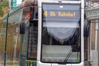 Plauener Straßenbahn hält nun auch wieder stadteinwärts am Rathaus - Die Plauener Straßenbahn hält nun auch wieder stadteinwärts am Rathaus.