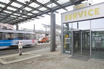 Plauener Straßenbahn: Hoher Krankenstand und kein Ende in Sicht - Zentrale Straßenbahn-Haltestelle am Plauener Tunnel: Der Ferienfahrplan wird verlängert.