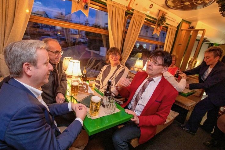 Plauener Straßenbahnlegende geht in den Ruhestand - Geladene Gäste der Plauener Straßenbahn und Sternquell-Brauerei nahmen zur Abschiedsrunde des Wirtspaares in der Bierelektrischen Platz.