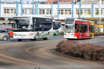 Plauener Straßenbahnverkehr ab Montag eingeschränkt - Busse können ab Montag den Oberen Bahnhof uneingeschränkt ansteuern. Die Straßenbahn kann aber nicht wie gewohnt fahren.