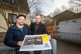 Plauener Synagogenmauer erhält für Sanierung weitere Spende - Bürgermeister Tobias Kämpf (CDU) und Clemens Uhlig (links) vom Stadtarchiv freuen sich über den Erfolg der Spendenaktion.