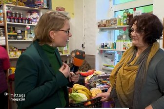 Plauener Tafel-Besucherin im TV: „Es gibt Frauen, die haben am Ende des Monats nichts mehr zu essen.“ - ZDF-Reporterin Cornelia Schiemenz spricht mit Antje Schmidt (re.). Die Frau, die eine Erwerbslosenrente bekommt, outet sich vor der Kamera als Tafelgast. Stolz sei sie nicht darauf, doch für Krankheit könne niemand was.