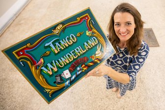 Plauener Tangoliebhaberin veranstaltet erstmals Festival und vergisst dabei die Umwelt nicht - Für das von ihr initiierte Tango-Festival hat Alice Schubert eigens ein authentisches Schild anfertigen lassen.