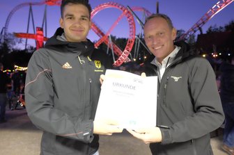 Plauener Tauchverein bekommt Sonderpreis bei "Sterne des Sports" - Am 19. September erhielt der TC Nemo Plauen - im Foto Flossenschwimmer Robert Golenia (links), Mitglied der deutschen Nationalmannschaft, und Pressesprecher Falko Greim - bei einer Auszeichnungsveranstaltung im Freizeitpark Plohn den Stern des Sports in Bronze verliehen.