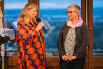 Plauener Telefonseelsorgerin mit der Annen-Medaille ausgezeichnet - Sabine Ullmann (rechts) wurde von Sozialministerin Petra Köpping (SPD) in Dresden geehrt.