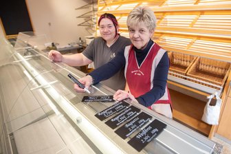 Plauener Traditionsfleischerei schließt für immer, Bäcker öffnet neue Filiale: Das tut sich derzeit in regionalen Handwerksbetrieben - Juniorchefin Kristin Müller (links) und Sybille Metzler beim Einrichten der Bäckerfiliale an der Plauener Bismarckstraße.