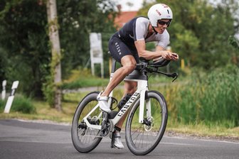 Plauener Triathlet bleibt auf Kurs - Leander Scheer beim 41. Leipziger Triathlon. Auf dem Rad legte der Sportschüler den Grundstein dafür, dass er seinen Erfolg aus dem Vorjahr wiederholen konnte.