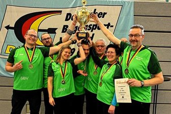 Plauener Trio gewinnt mit Team Sachsen - Das erfolgreiche Team des Sächsischen Bogensportverbandes mit den Plauenern Florian Künzel (links), Sandra Kunz (vorn, Zweite von rechts) und Mario Gloeden (rechts).
