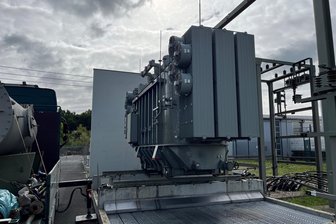 Plauener Umspannwerk macht sich fit für die Energiewende - Dieser Transformator wurde ausgemustert und zur Verschrottung geschafft.