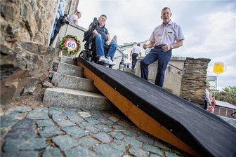 Plauener Unternehmer Bernd Märtner beschenkt zu seinem 60. Geburtstag andere - Bernd Märtner an einer seiner dem Komturhof gesponserten Rampen. An seiner Seite: Wilfried Kessler, der seit einem Unfall im Rollstuhl sitzt.