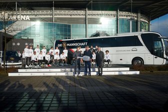 Plauener veredeln neuen Bus für Fußball-Nationalmannschaft - Der neue Mannschaftsbus wird ein Aushängeschild für die Nationalmannschaft sein und fällt rein äußerlich vor allem durch sein helles und freundliches Design auf.