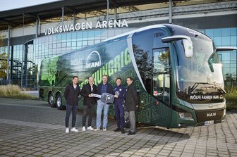 Plauener veredeln neuen Mannschaftsbus des VfL Wolfsburg - Bei der Bus-Übergabe in Wolfsburg.